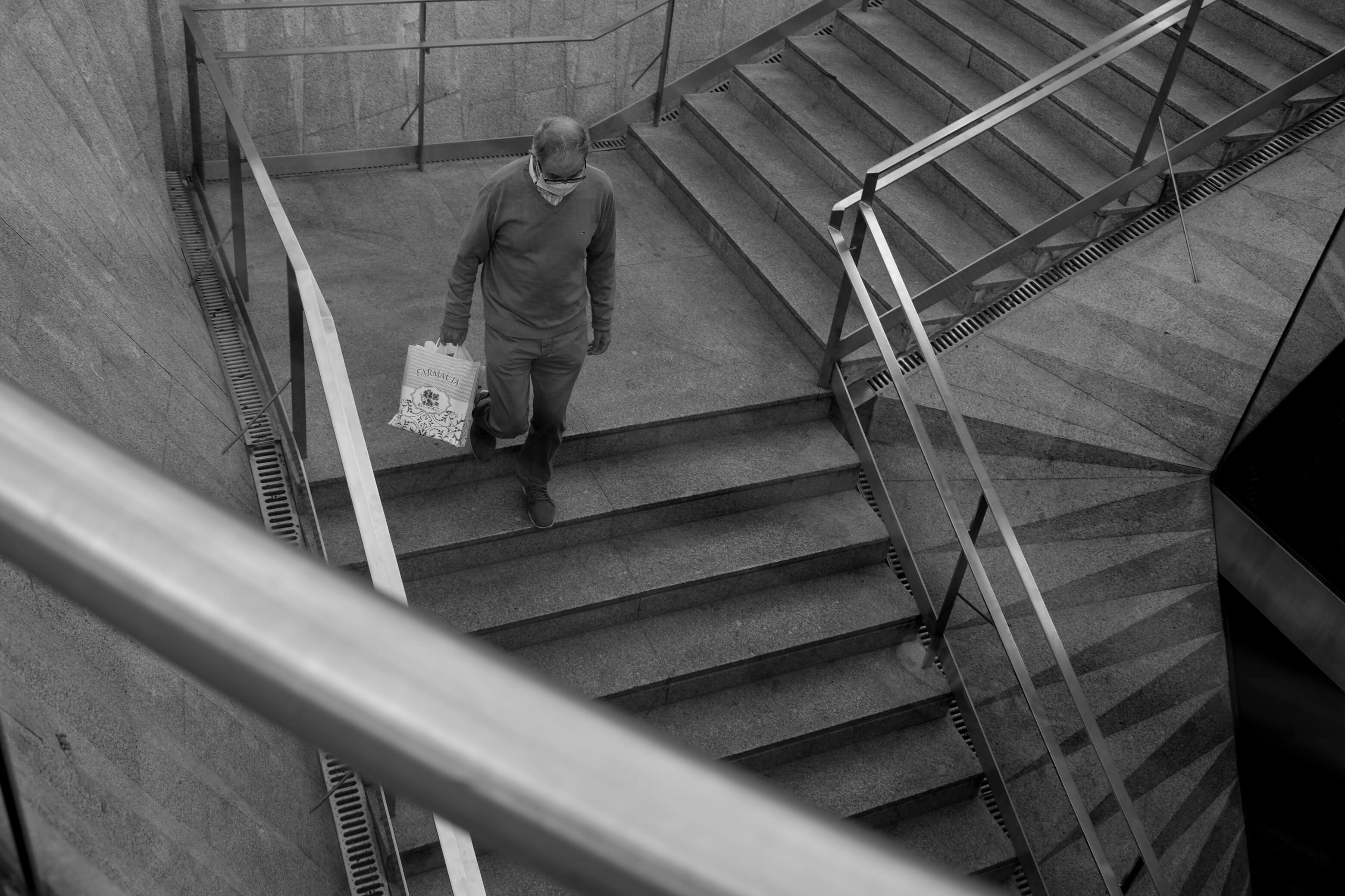 Літній чоловік спускається по сходах, Валенсія 2021
