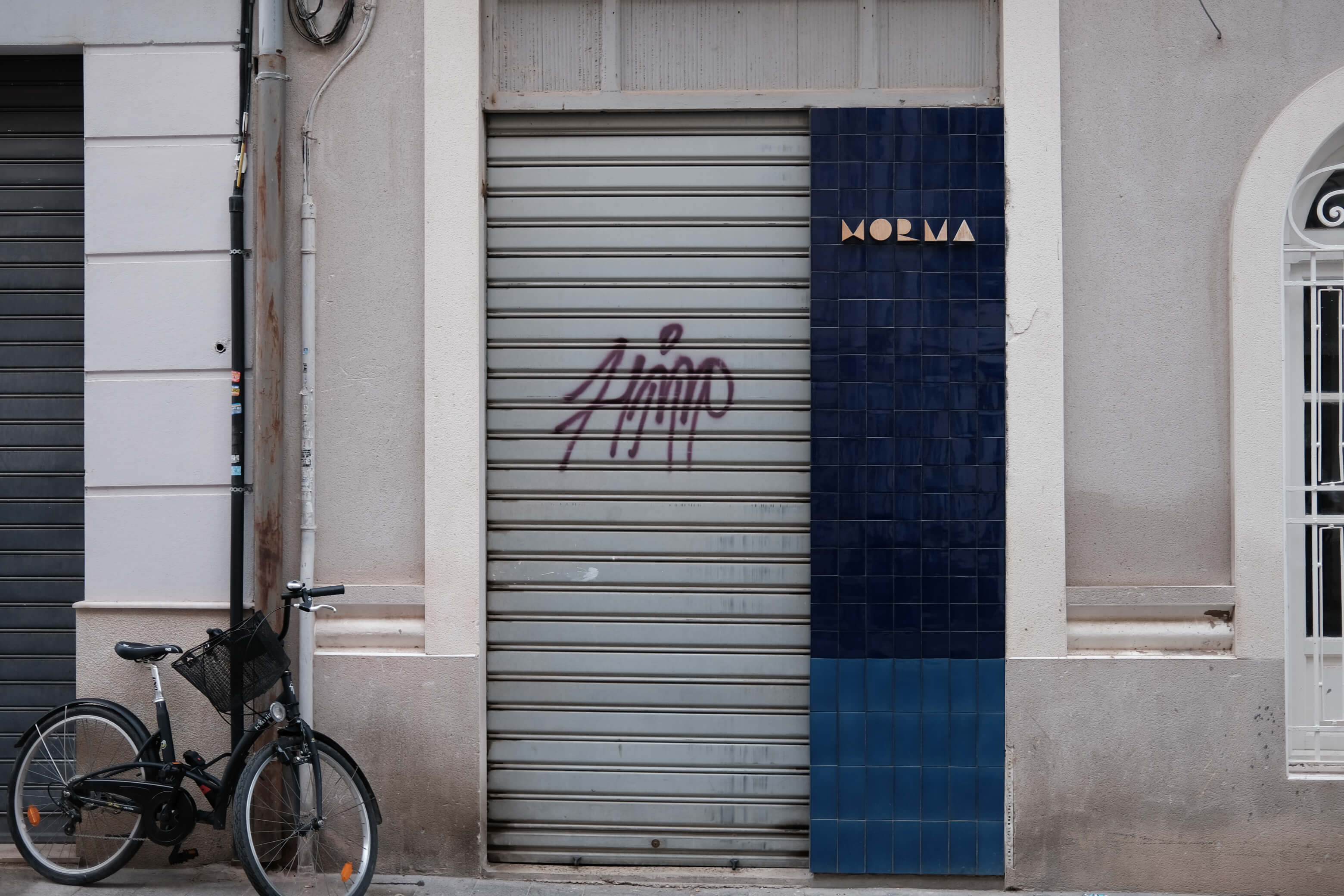 Вхід до магазину та велосипед, Валенсія 2021