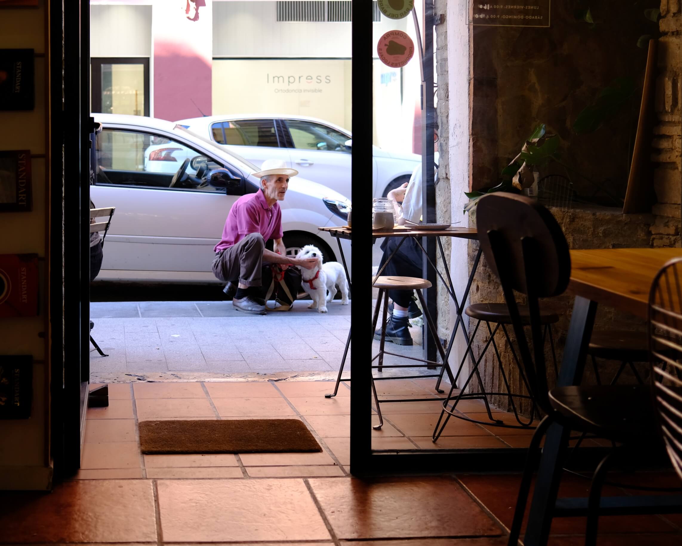 Літній чоловік із собакою, Валенсія 2021